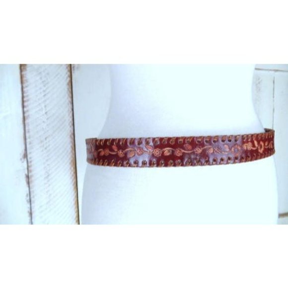 Vintage floral tooled braided red leather boho belt - Picture 2 of 4